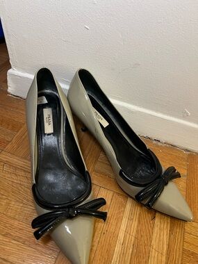 Prada Grey Patent Leather Pointed Pumps with Black Bow